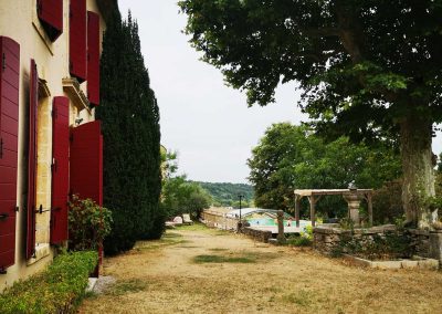 Piscine sur le devant de la bastide