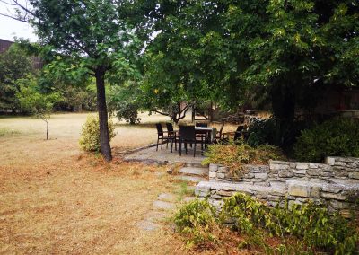 Jardin avec table sous les arbres